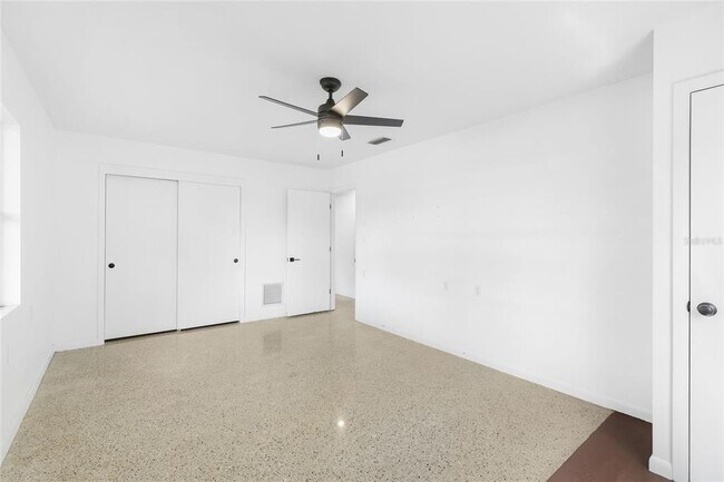 Building Photo - 2723 Lynnhurst St
