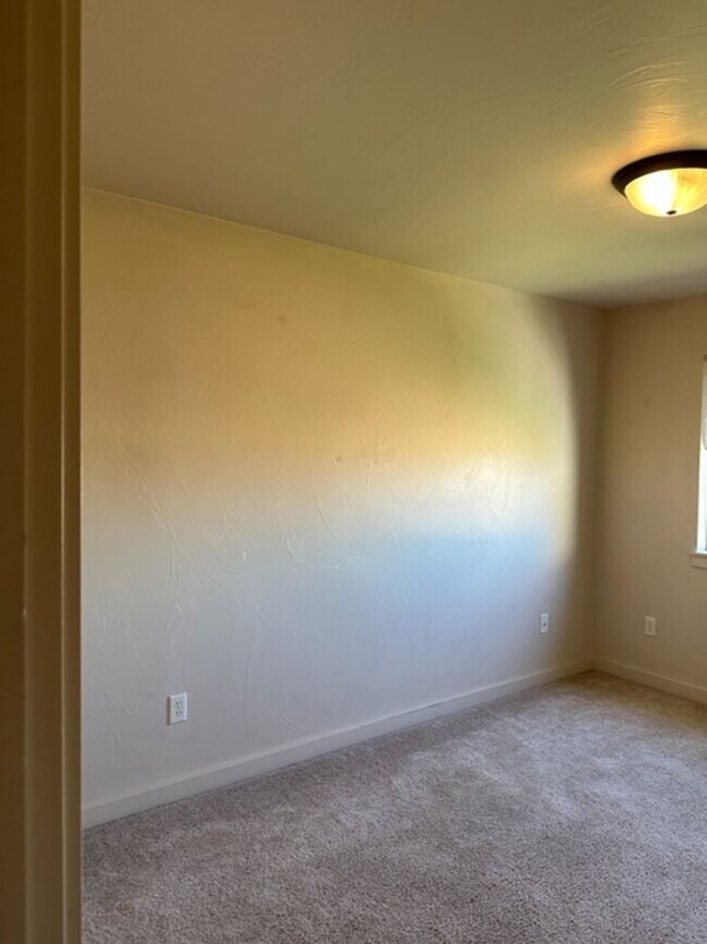 Building Photo - 923 Saxon Way