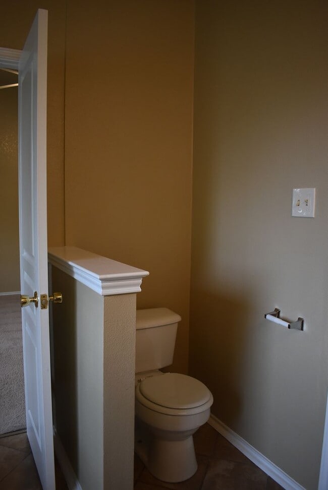 Building Photo - 2521 Creek Dr