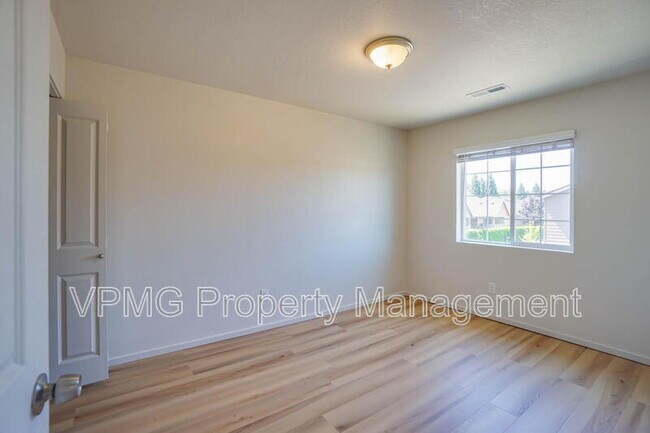 Building Photo - 2105 NE 118th Pl