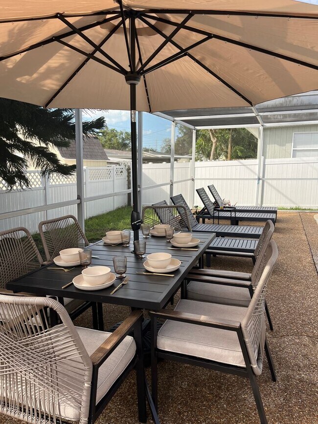 Building Photo - Stunning Seminole Home with Private Pool | 3 Bed / 2 Bath