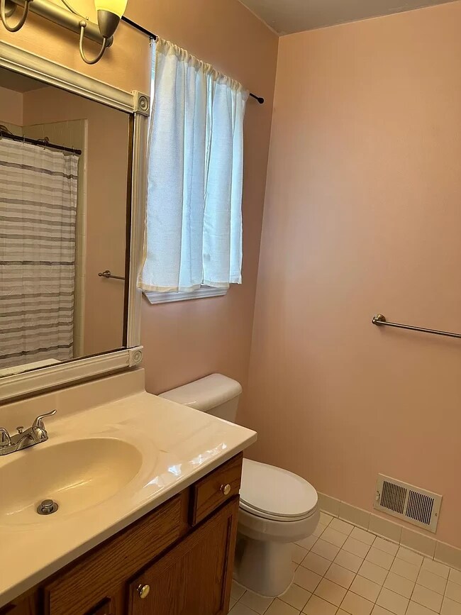 Building Photo - 6561 Robin Ct