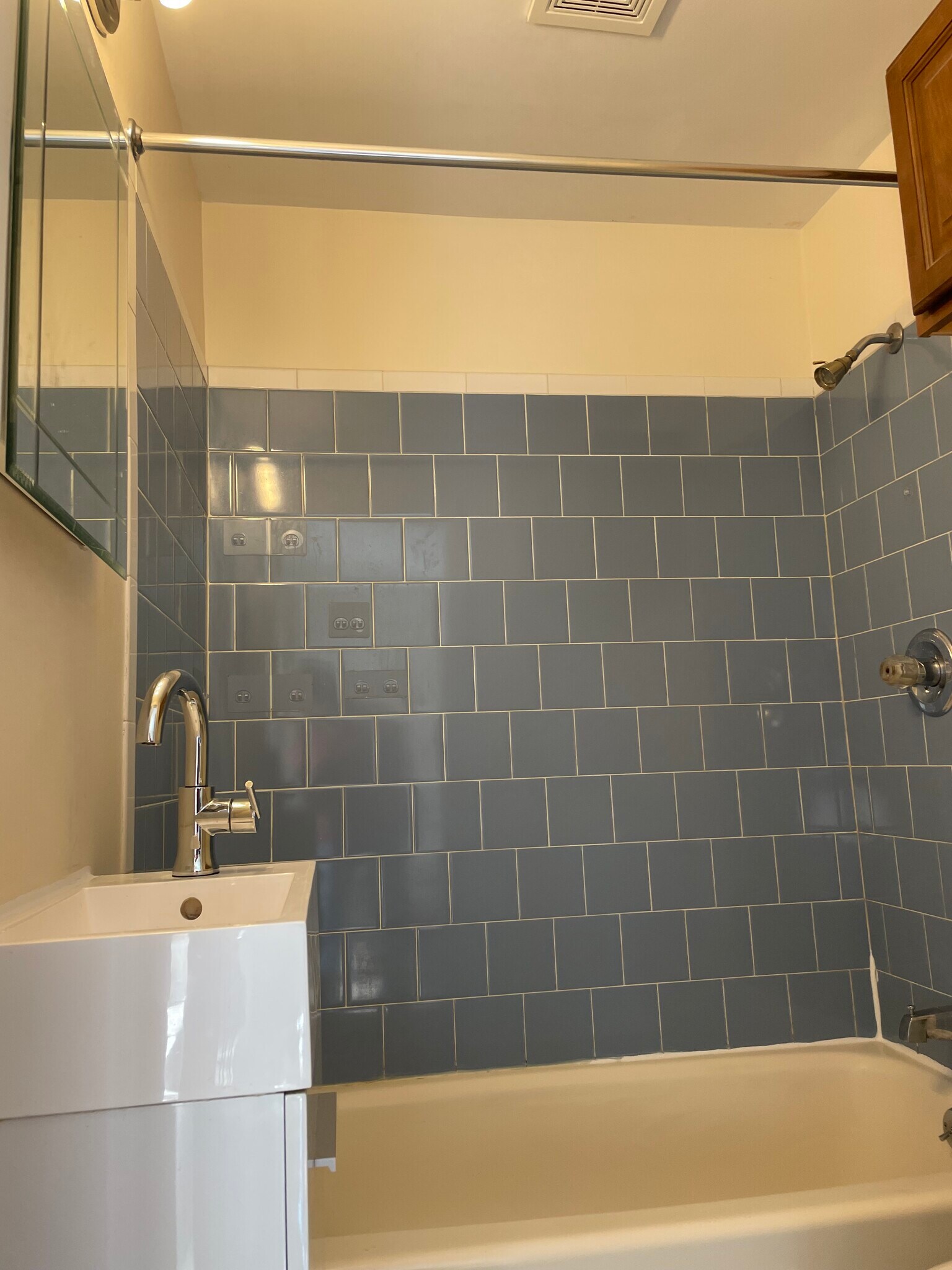 Building Photo - 371 Main St