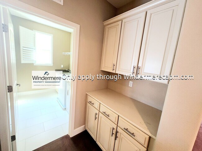 Building Photo - 1563 Parkside Way