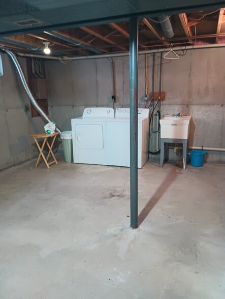 full basement - 21 Teakwood Ln