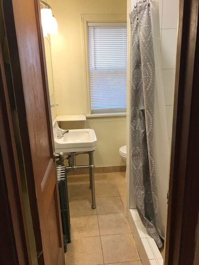 Building Photo - Spacious One bedroom Apartment 4 blocks fr...