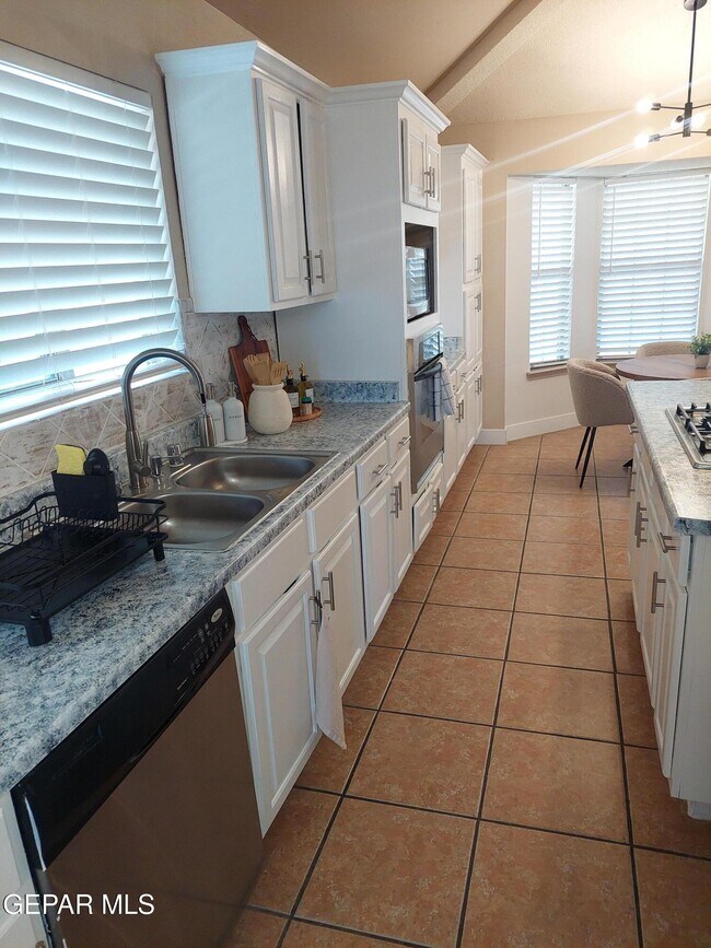 Building Photo - 14021 Highweed Dr