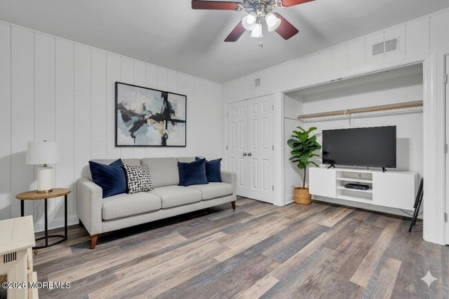 Building Photo - 23 E Mnr Sq