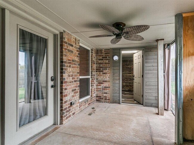 Building Photo - 1001 N Barn Hill Way