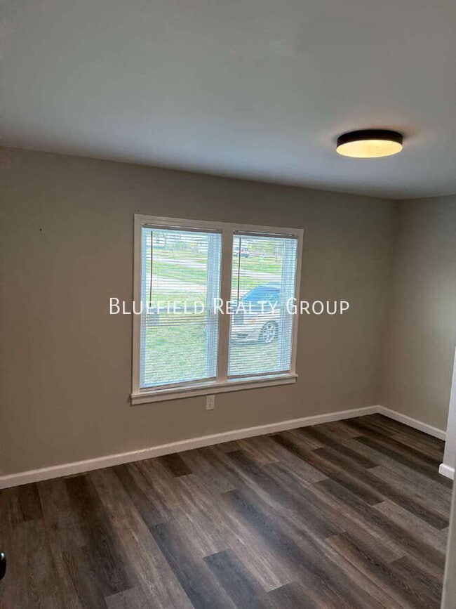 Building Photo - 723 Reynolds Rd