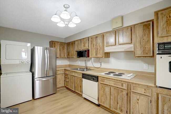 Building Photo - 5904 Mt Eagle Dr