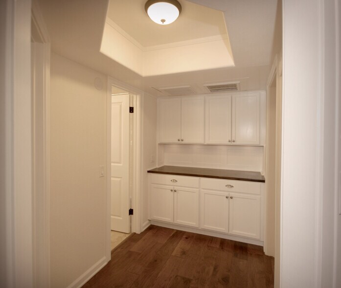 Building Photo - 13025 Moorpark St