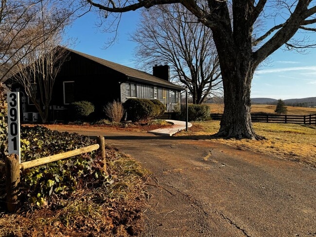 Building Photo - 3901 Thomas Dairy Ln