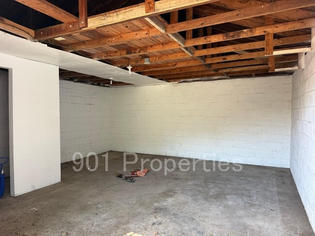 Building Photo - 1055 S Cox St