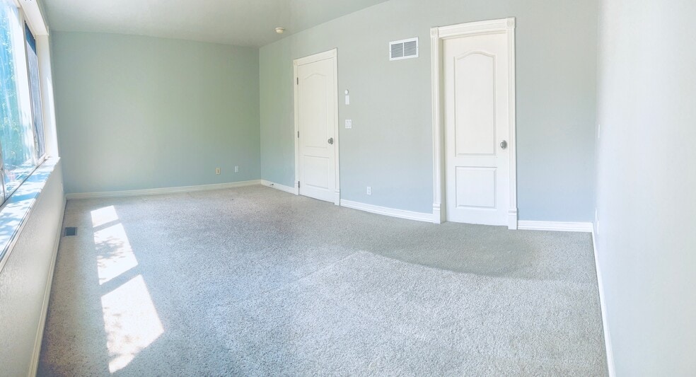 Large master. Right door leads to 5 piece bathroom - 2317 Decatur St