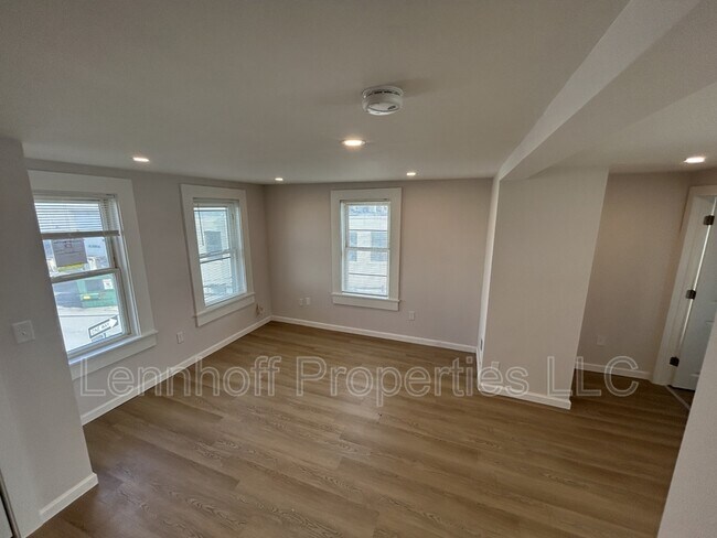 Building Photo - 31 Hilton St