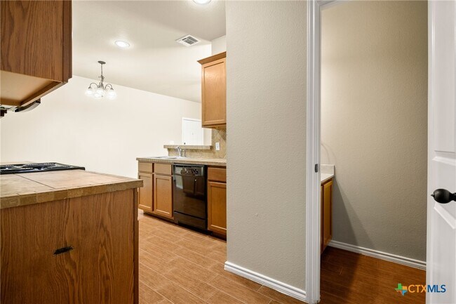 Building Photo - 1011 Brown Rock Dr