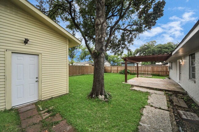 Building Photo - 2405 Pickerton Dr