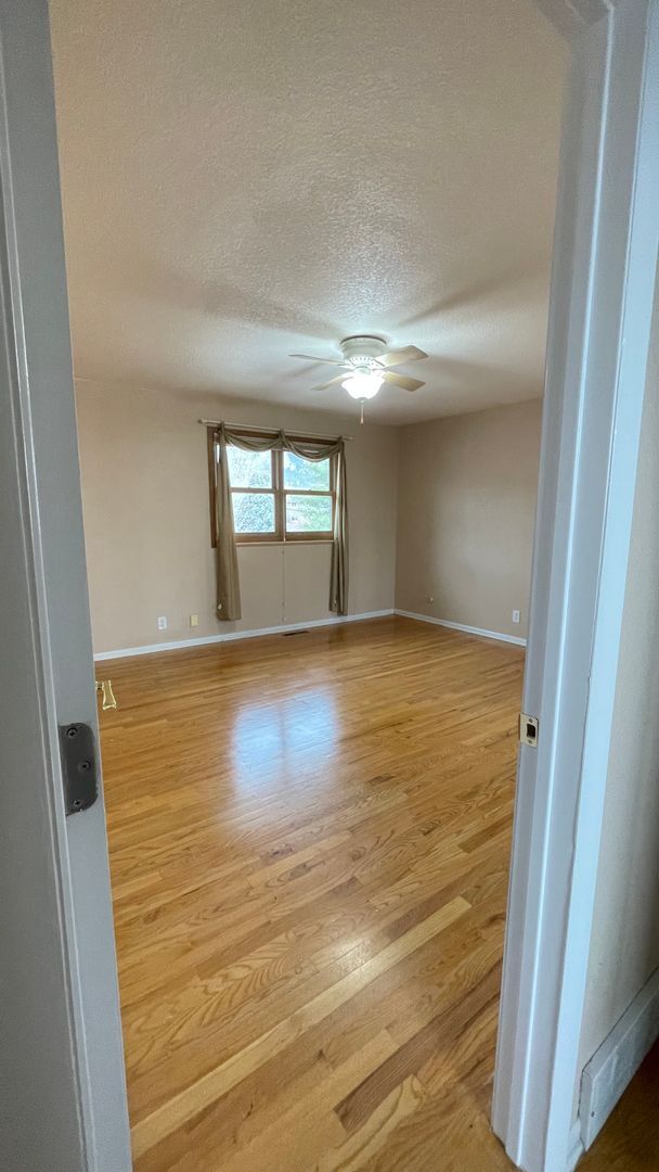 Building Photo - Spacious 4-Bedroom with Mountain Views & U...