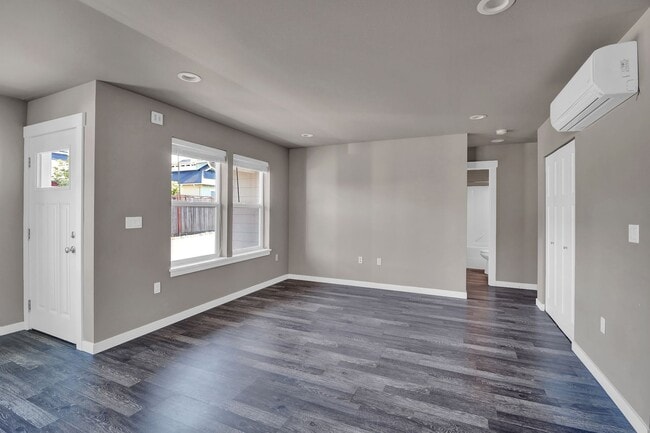 Building Photo - 2 Bed 2 Bath - A/C - Pet Friendly - Excellent Condition