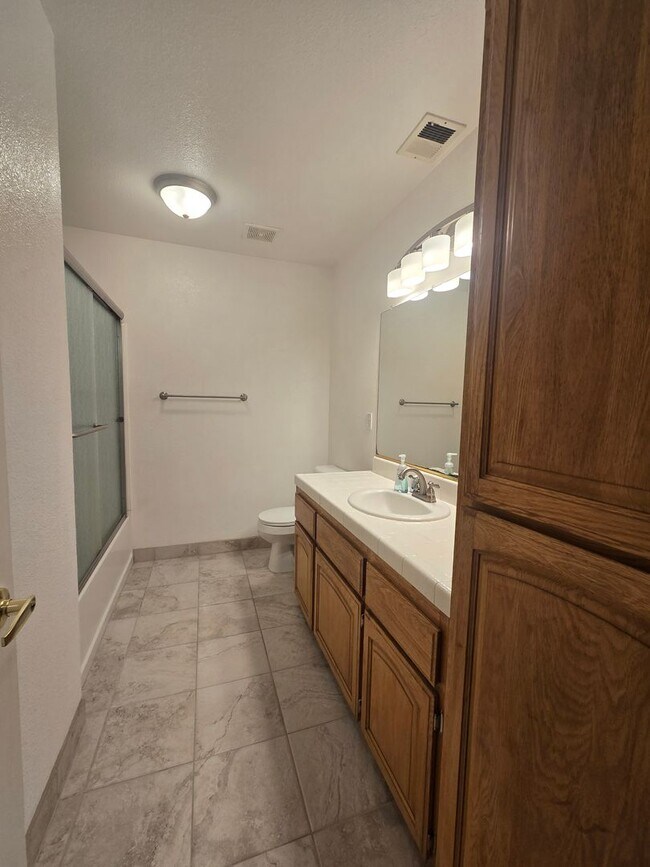 Building Photo - 3 BR 2 BA Available Now