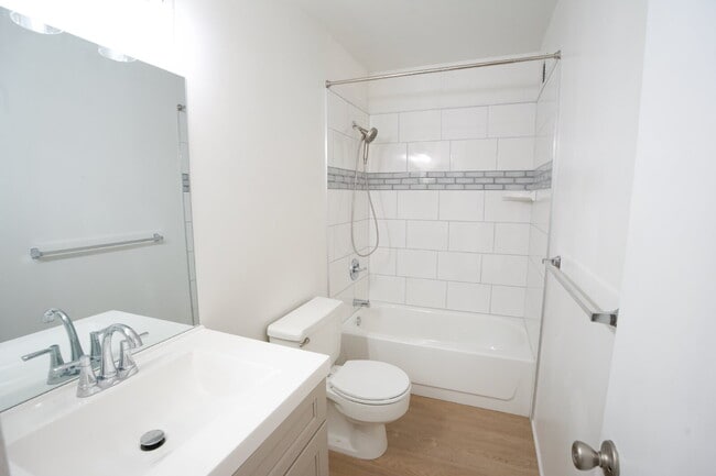 Building Photo - Renovated 1BR/1BA Condo w/ Parking & Large Lanai – Hale Hoaloha