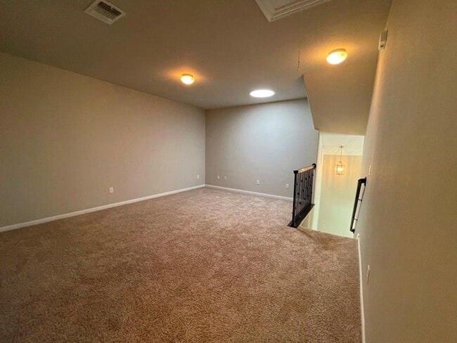 Building Photo - 400 Hummingbird Ln