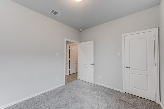 Building Photo - 1229 Red Hills Dr