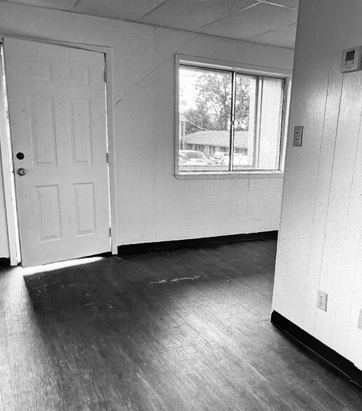 Primary Photo - 103 Holland St