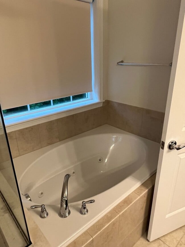 Building Photo - Large Executive 5 Br 3.5 Bath Home in Weym...