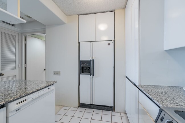 Building Photo - Furnished 1 Bed 1 Bath 1 Parking at Honolulu Park Place
