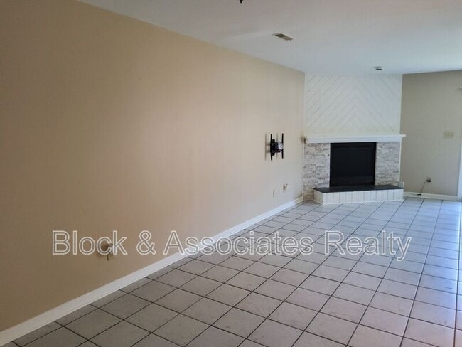 Building Photo - 185 Forest View Dr