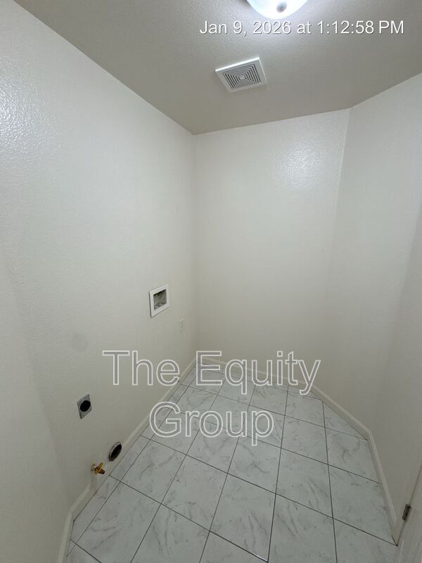 Building Photo - 816 W Loyola Ave