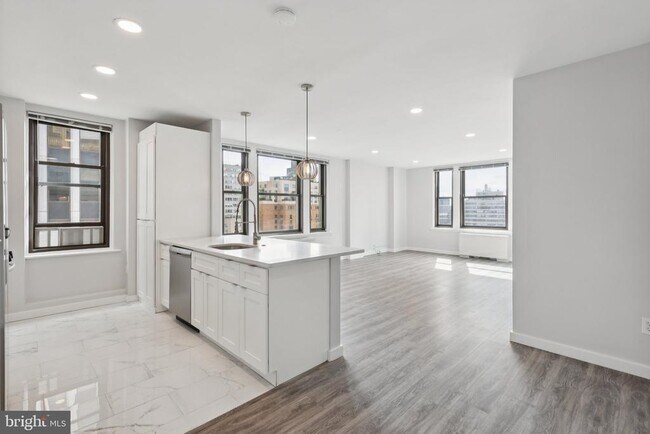 Building Photo - 135 S 19th St