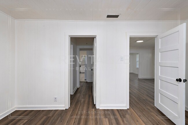 Building Photo - Adorable 3 Bed 2 Bath Cottage with Double ...