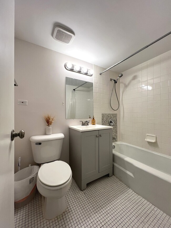 Building Photo - 703 Falcon Dr