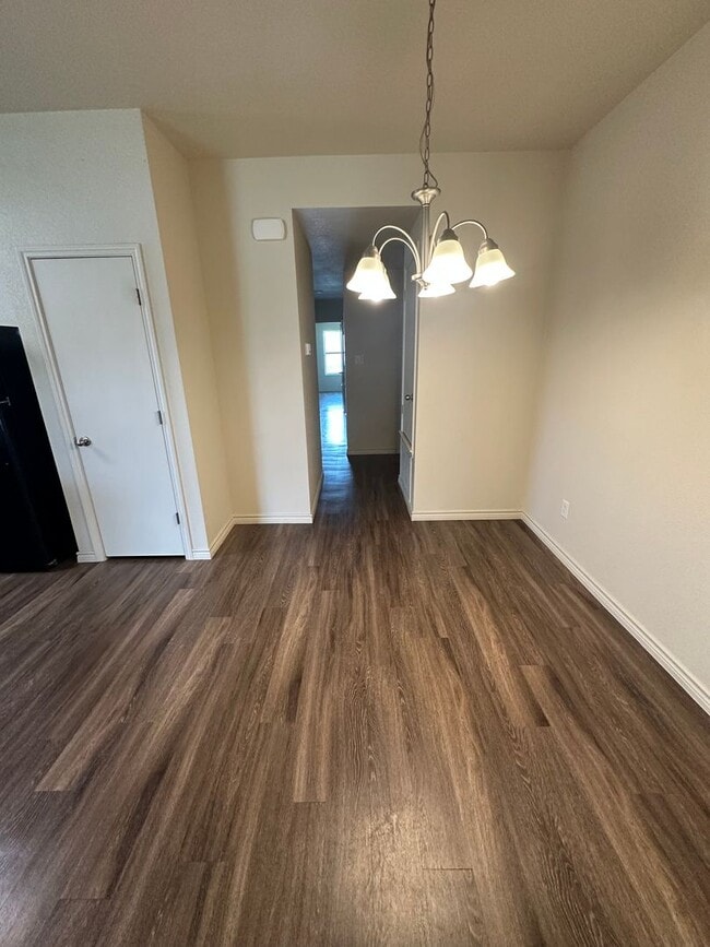 Building Photo - 3 Bedroom / 2 bathroom