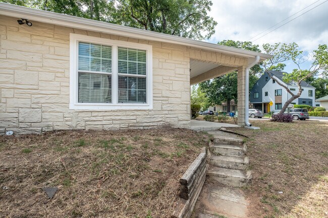 Building Photo - Charming East Austin 2BR w/ Character & Walkable Location