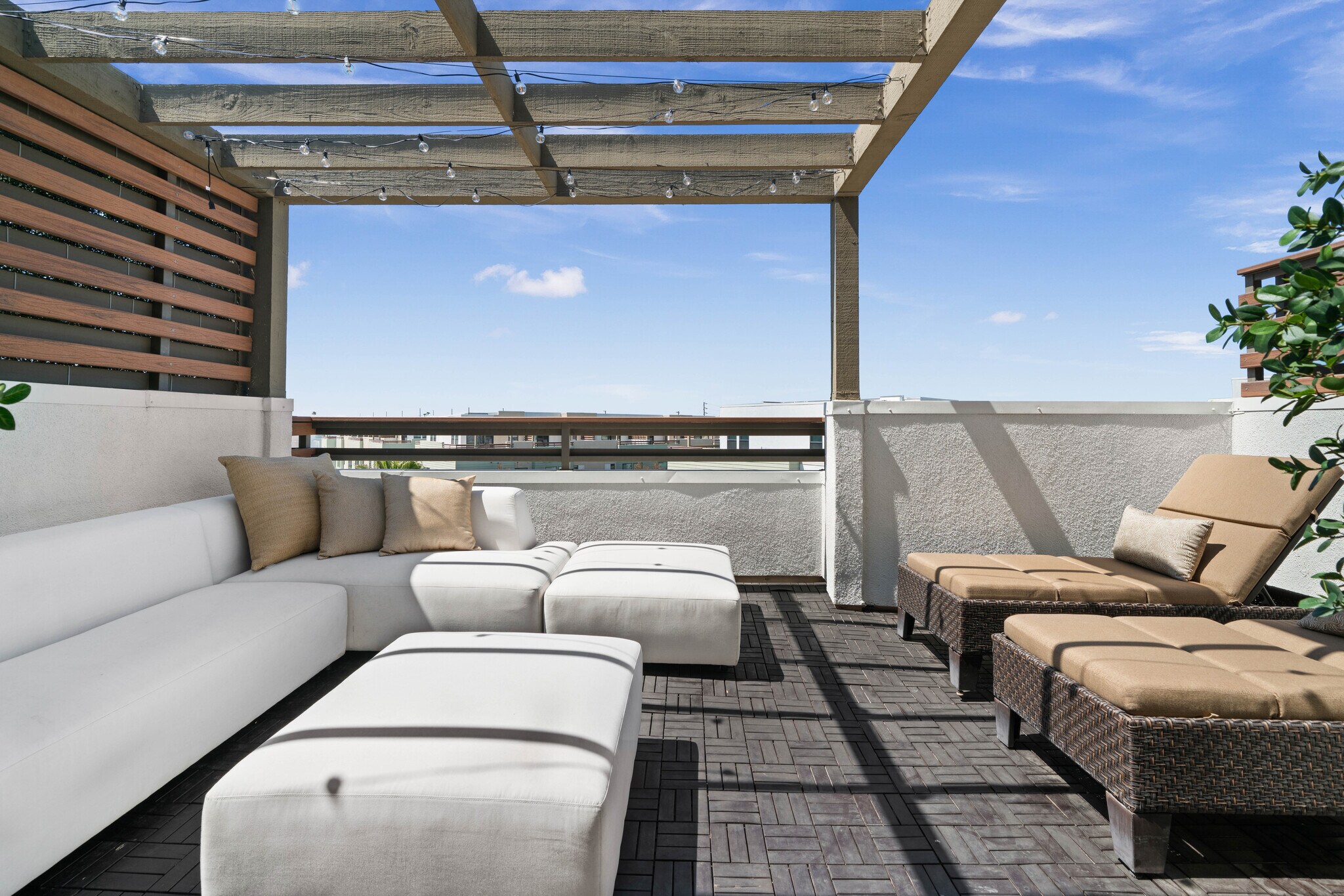 Rooftop Patio - 1651 Topanga