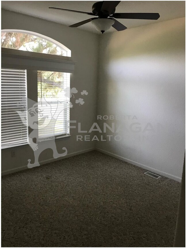 Building Photo - 3 Bed 2 Bath