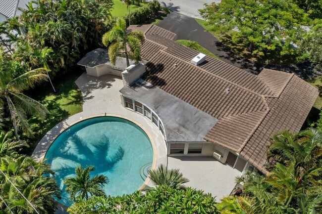 Building Photo - 2608 NE 12th St