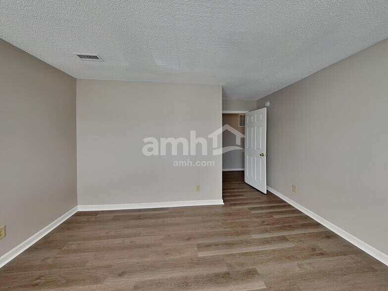 Building Photo - 6860 Maywood Cir