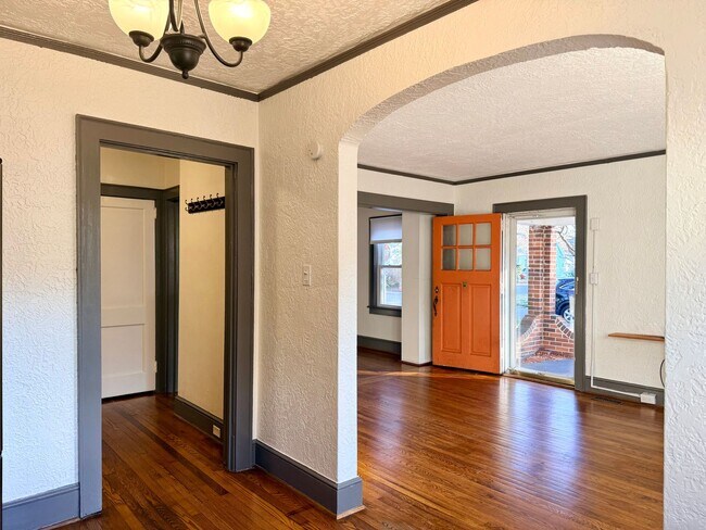 Building Photo - Charming Cape Cod Single Family with inground pool in Norfolk