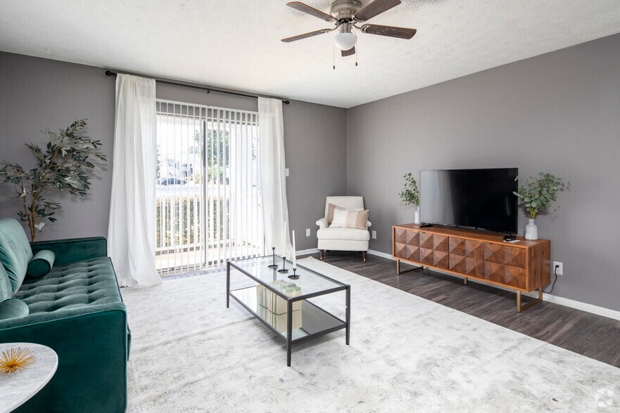 2BR, 1BA - 900 SF - The Reserve at Boardwalk