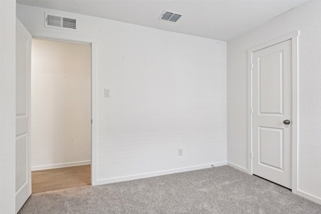 Building Photo - 726 Ponderosa Ln