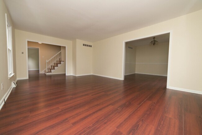 Building Photo - 440 Cricket Ln
