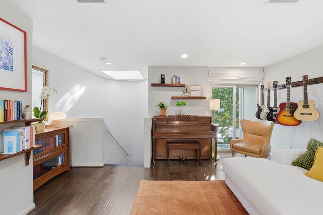 Building Photo - 2310 Steel St