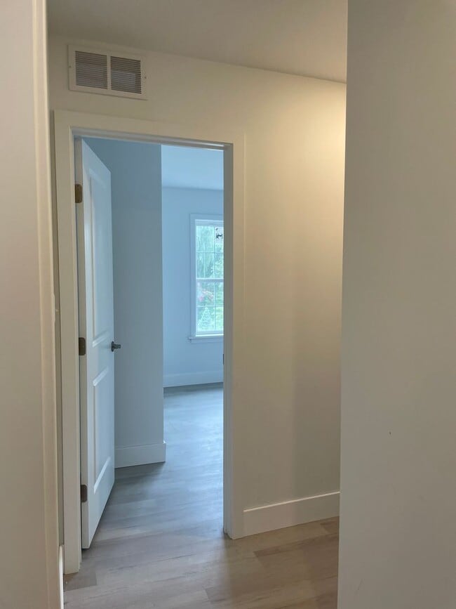Building Photo - 558 Longfellow Dr