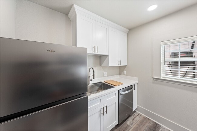 Building Photo - 211 N Milby St