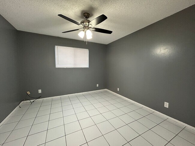 Building Photo - 1101 N April Cir